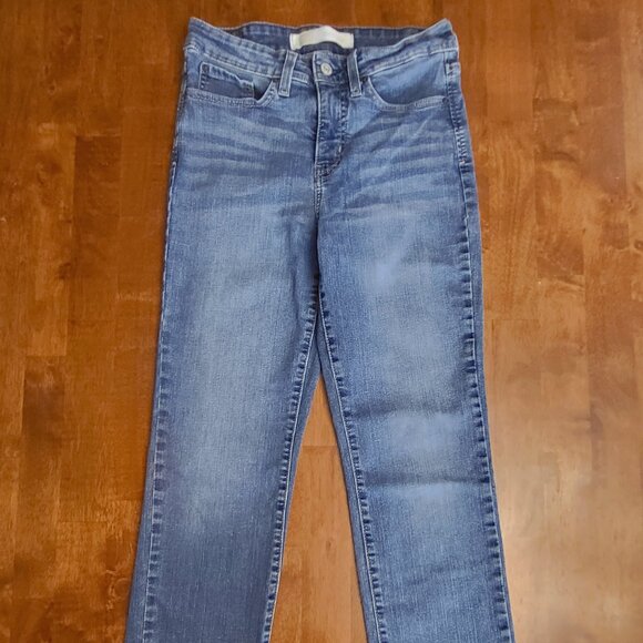 Levi’s Signature Gold~ Straight Leg Cut ~  Sz 4S  ~ Jeans ~ Excellent Condition - Picture 1 of 9